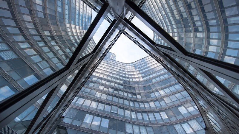 Blick von unten entlang einer Hochhaus-Fassade