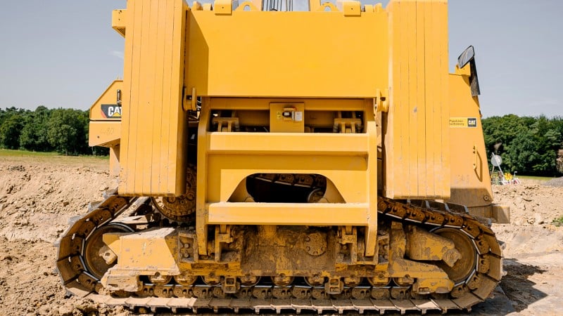 Gelbe Baumaschine in Baugrube