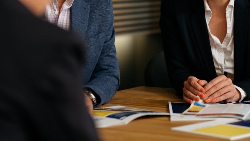 Bewerbungsszenario : Damen im Business-Outfit an einem Tisch