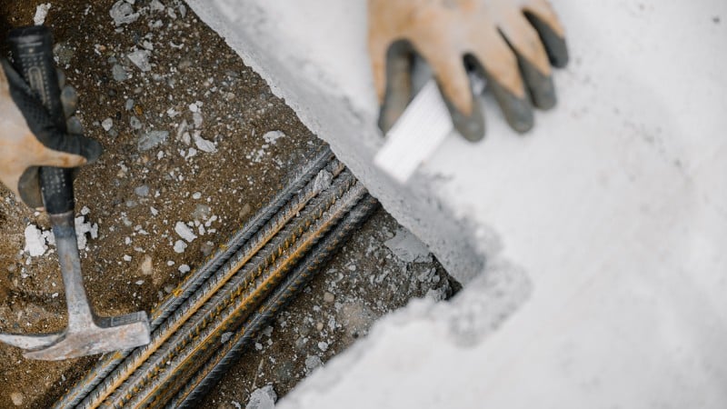 Detailansicht auf Hände bei der Bauarbeit