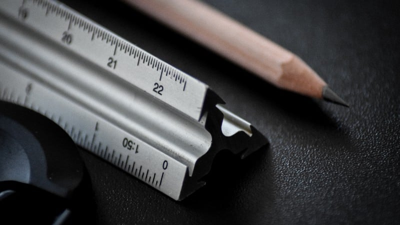 Detailansicht von Bleistift und Lineal
