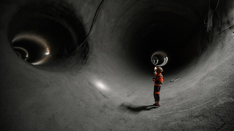 Bauarbeiter in unterirdischem Tunnel