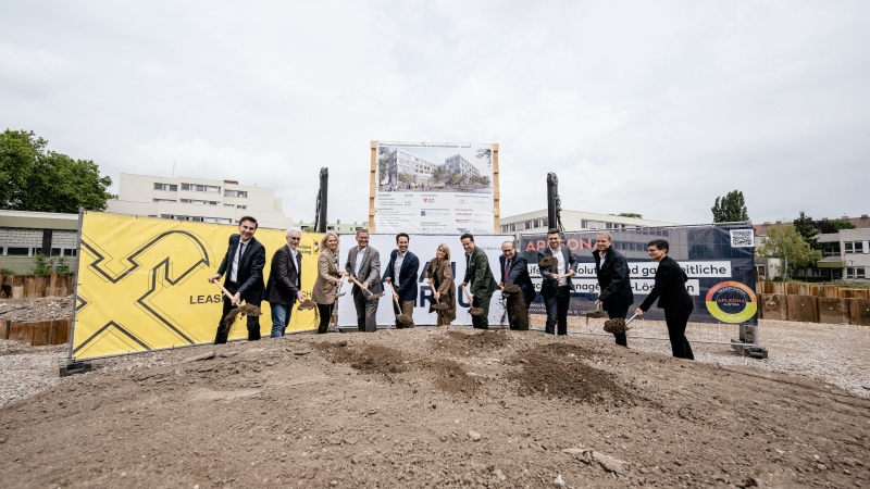 V.l.n.r.: Andreas Schmidt-Pöstion, CFO Apleona Austria; Peter Kovacs, Leiter MA34 – Bau- und Gebäudemanagement; Ute Schaller, Leiterin Kompetenzzentrum soziale und kulturelle Infrastruktur, Nachhaltigkeit im Hochbau der Magisratisdirektion – Geschäftsbereich Bauten und Technik; Georg Papai, Bezirksvorsteher des 21. Wiener Bezirks; Christoph Wiederkehr, Vizebürgermeister von Wien; Karin Broukal, Abteilungsleiterin MA10; Hubert Wetschnig, CEO HABAU GROUP; Harald Kröger, Leiter des Bereichs Group Structured Finance & Investment Banking in der RBI; Thomas Winter, CEO Apleona Austria; Robert Hitschmann, CEO ÖSTU-STETTIN; Nicole Kalteis, Schulleiterin und Direktorin bafep21 © MW-Architekturfotografie