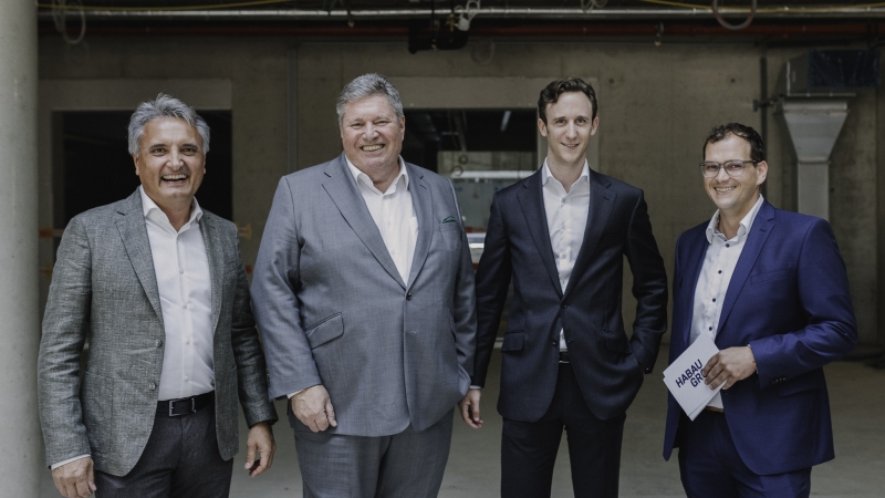 V.l.n.r. Thomas Reicher (HABAU Geschäftsbereichsleiter Hochbau Ost), Anton Bondi de Antoni (Geschäftsführender Gesellschafter Bondi Consult), Christoph Nemetschke (Projektleiter TwentyOne, Bondi Consult), Nikolaus Schöller (HABAU Projektleiter) © Julia Dragosits