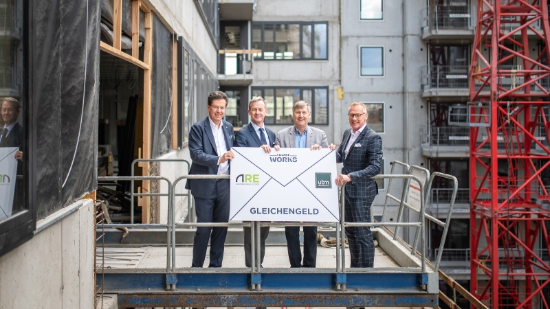 Gleichenfeier VILLAGE WORKS. V.l.n.r. Hubert Wetschnig, CEO HABAU GROUP; Gerald Beck, Geschäftsführer ARE; Erich Hohenberger, Bezirksvorsteher Landstraße; Peter Schaller, CTO UBM © Stefan Seelig