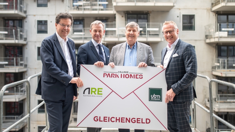 Gleichenfeier PARK HOMES. V.l.n.r. Hubert Wetschnig, CEO HABAU GROUP; Gerald Beck, Geschäftsführer ARE; Erich Hohenberger, Bezirksvorsteher Landstraße; Peter Schaller, CTO UBM © Stefan Seelig