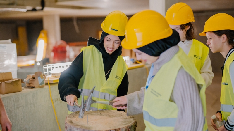 Technik hautnah erleben: HABAU GROUP lud zum Wiener Töchtertag und Girls Day in Perg © Julia Dragosits
